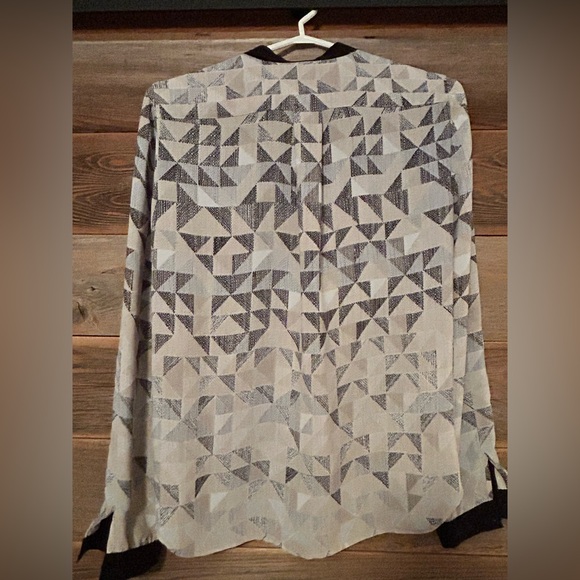 ✨ BCBG Max Azria Geometric Blouse - Size XS - Picture 3 of 6